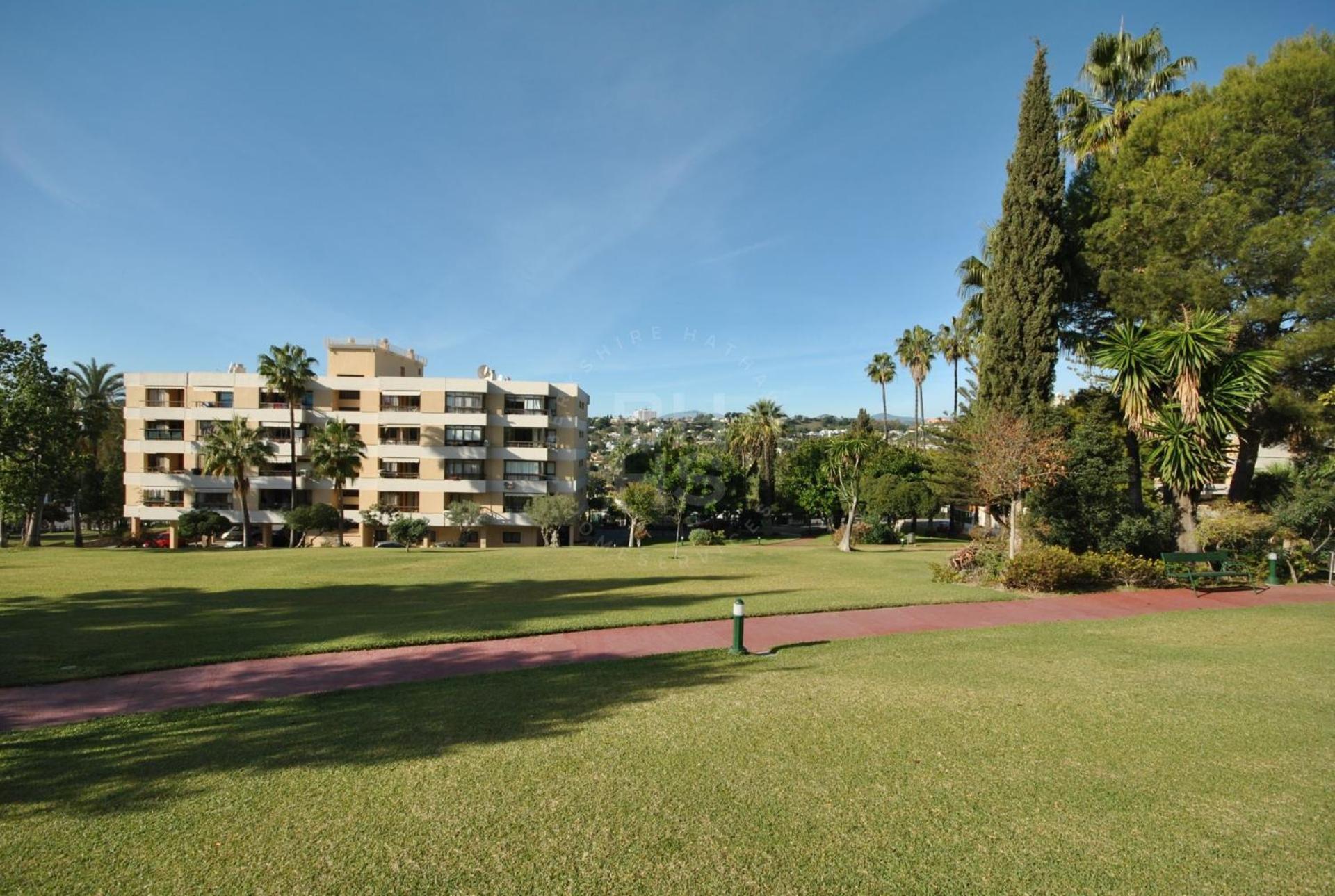 Torres De Aloha 2 Bdr Puerto Banus Apartment Marbella Exterior photo